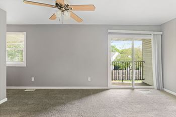 High Ceiling at Spring Creek Townhomes Apartments, Illinois